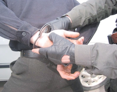 На Новосёлов рязанец разбил лобовое стекло припаркованного автомобиля